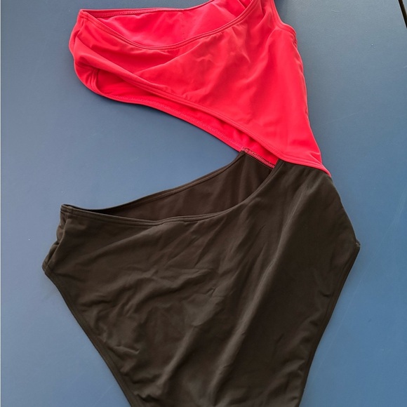 Abercrombie & Fitch One Shoulder Colorblock One Piece Swimsuit - Picture 4 of 5